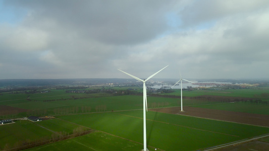 荷兰海尔德兰绿色田野上的电力风车视频