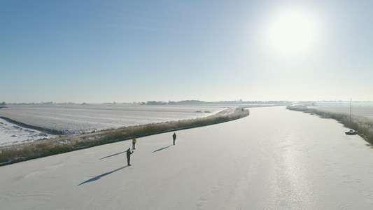 荷兰弗里斯兰布鲁克人们在结冰的河上滑冰视频