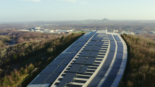 荷兰景观中的太阳能电池板视频