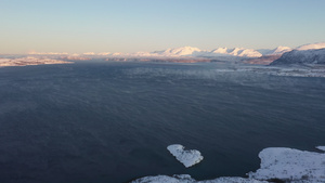 挪威特罗姆瑟海和雪覆盖的海岸25秒视频