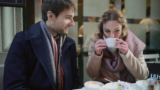 一对夫妇在意大利佛罗伦萨的人行道咖啡馆享用咖啡视频