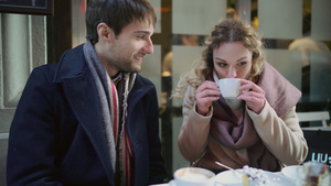 一对夫妇在意大利佛罗伦萨的人行道咖啡馆享用咖啡10秒视频