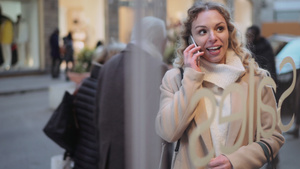 意大利佛罗伦萨商店橱窗前微笑的女人打电话12秒视频
