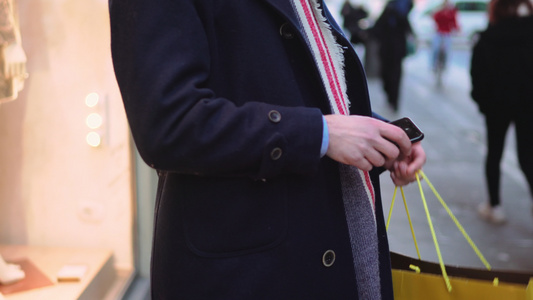 男子站在人行道上手持智能手机意大利佛罗伦萨视频