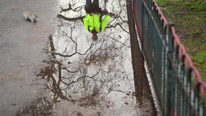 骑自行车的人反映在英国伦敦的水坑里21秒视频