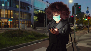 意大利城市夜间使用智能手机戴面罩的妇女7秒视频