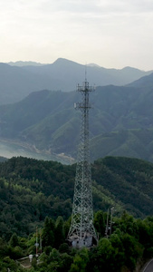 航拍大山中的5G信号塔视频