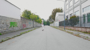 意大利空荡荡的街道上滑冰的年轻女子长板12秒视频