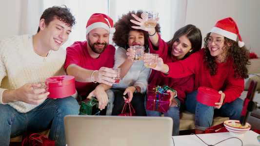 意大利家里带着圣诞礼物的朋友在笔记本电脑前敬酒视频