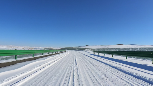 雪后沙漠公路行车记录视频