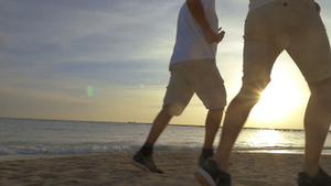 两个男人在沙滩上慢跑58秒视频