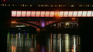 火车晚上在泰晤士河上的桥上经过20秒视频