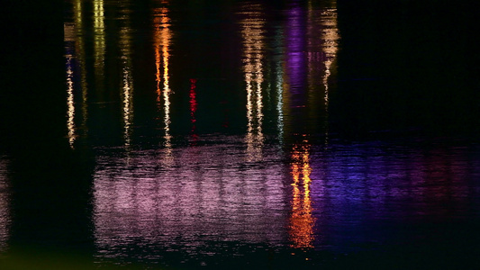 泰晤士河夜间多色反射视频