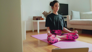 在家做瑜伽的年轻女人29秒视频