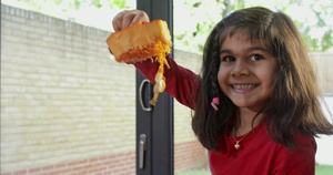 微笑女孩拿着切块南瓜的画像8秒视频