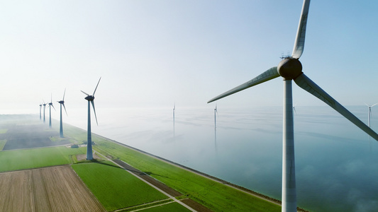 在绿色领域和海荷兰的风力涡轮机视频