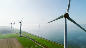 在绿色领域和海荷兰的风力涡轮机26秒视频