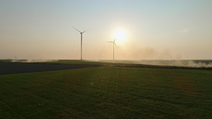 日落时在田野里的风力涡轮机27秒视频