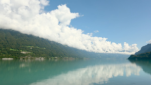 白色的积云在湖和山上滚动37秒视频
