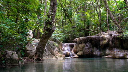 热带雨林森林里的瀑布实拍含声音4K[飞泄]视频