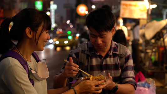 幸福的情侣在泰国吃街头食物视频