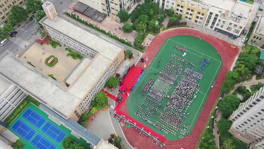 航拍小学生毕业汇演 河南郑州 学校校园 学生表演舞台 才艺展示 操场会场视频