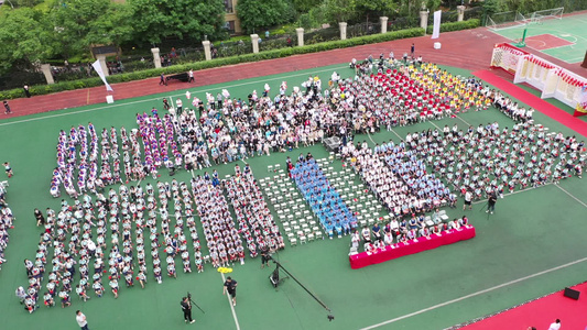 航拍小学生毕业汇演 河南郑州 学校校园 学生表演舞台 才艺展示 操场会场视频