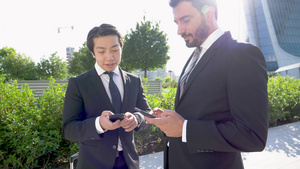 两个商人在户外使用智能手机10秒视频