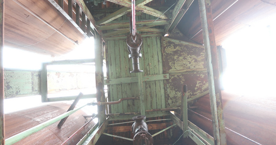 废弃生锈捕鲸站的木天花板视频