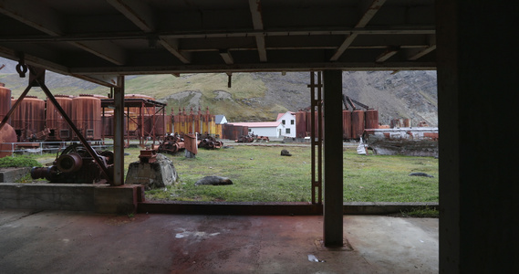 废弃的生锈捕鲸站建筑视频