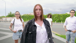 四个人站在停车场的肖像10秒视频