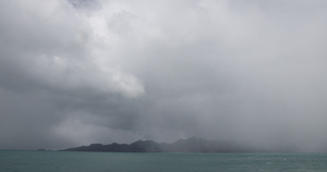 海和山上的风暴云和雨8秒视频