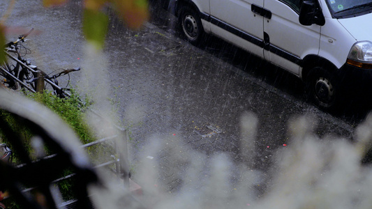 人行道路的降雨量视频