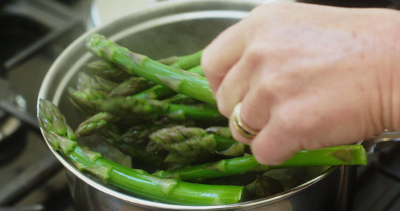 烹调绿芦笋视频