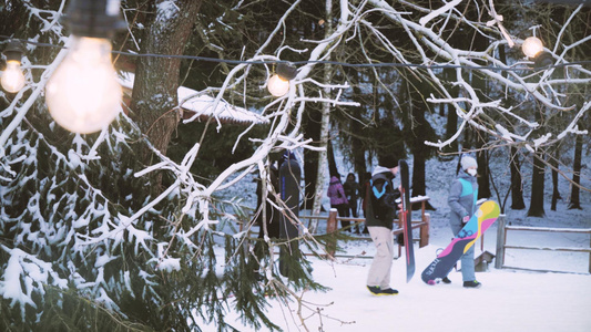 冬季一群好友相约滑雪场滑雪 视频