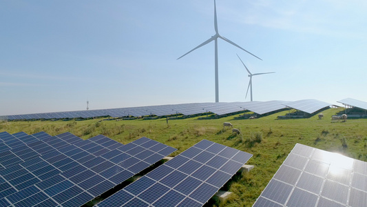 太阳能电池板和风力涡轮机在领域视频