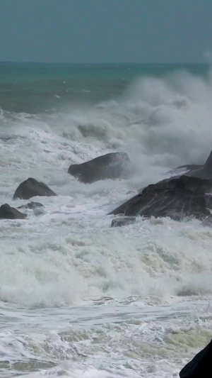 激情澎湃的海边巨浪拍打礁石自然景观视频素材31秒视频