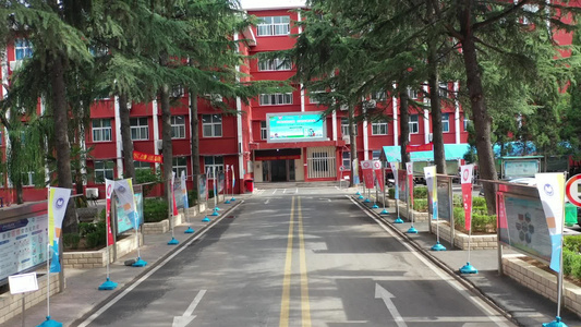 航拍中学校园 河南郑州 初中校舍 教学楼建筑群 操场体育场运动场篮球场视频