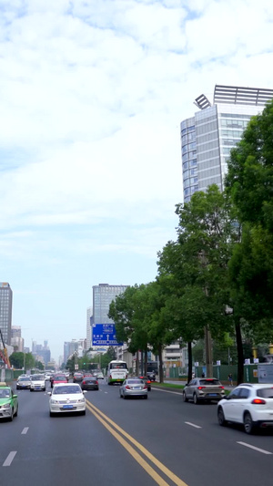 实拍成都市区马路上行驶的汽车视频素材城市风光106秒视频