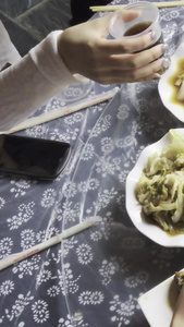 慢镜头升格拍摄素材城市节日气氛居家生活家庭聚餐举杯庆祝中国年视频