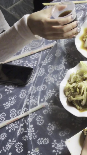 慢镜头升格拍摄素材城市节日气氛居家生活家庭聚餐举杯庆祝中国年72秒视频