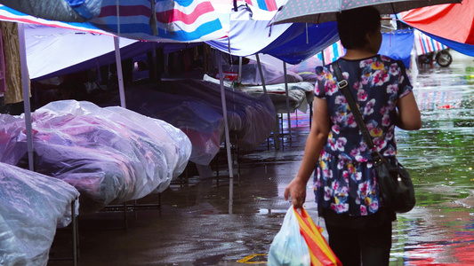 雨天街头路人经过地摊视频