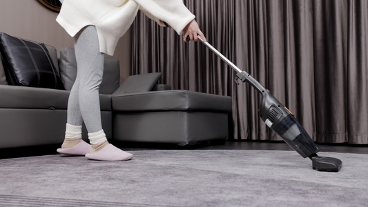 居家女性使用吸尘器清洁地面视频
