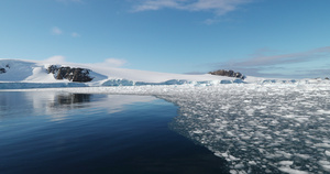 浮冰和积雪的海岸8秒视频