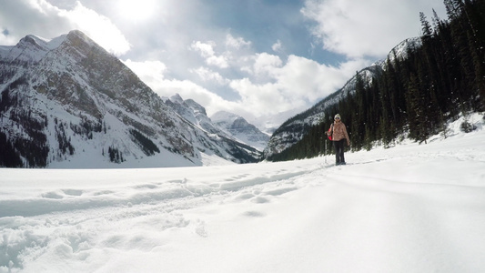 加拿大雪景中的女人视频