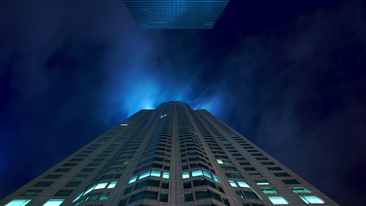 摩天大楼在晚上视频