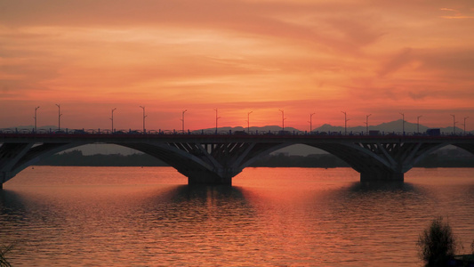 夕阳时的江水大桥视频