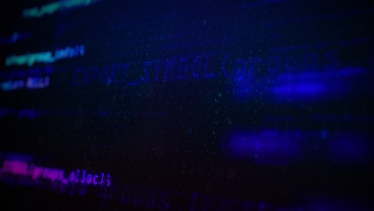 彩色霓虹灯程序代码在离焦电脑屏幕上的特写镜头视频