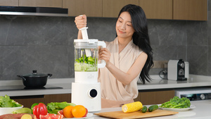 女人使用榨汁机榨取果蔬汁57秒视频