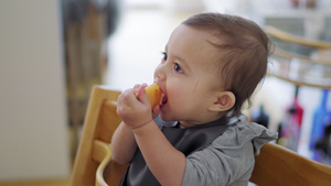 宝宝吃饭24秒视频